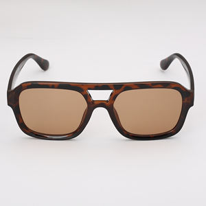 แว่นกันแดดพลาสติกสำหรับผู้ชายสินค้ามาใหม่ป้องกัน UV400สินค้าสี PANTone พร้อมใช้งาน - Product Image 2