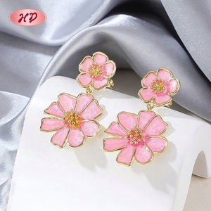 Elegantes Pendientes Colgantes de Flor Esmaltada Rosa Vintage con Circonita, Chapados en Oro de 18K, Joyería Unisex de Latón - Product Image 1