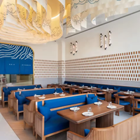 Meubles de luxe modernes, table de restaurant incurvée bleue en bois avec chaises en rotin pour restaurant de nouilles, restaurant occidental