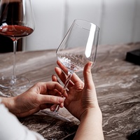 Verres à vin en cristal sans plomb, géométriques et angulaires, personnalisés en gros, avec fond optique cannelé, pour dégustation