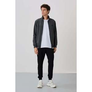 ชุดวอร์มผู้ชาย Air Jones สีแอนทราไซต์ผสมสีดำ รุ่น Jogger ผลิตจากผ้าฝ้ายผสมที่สวมใส่สบาย เหมาะสำหรับกีฬาและกิจกรรมลำลอง - Product Image 4