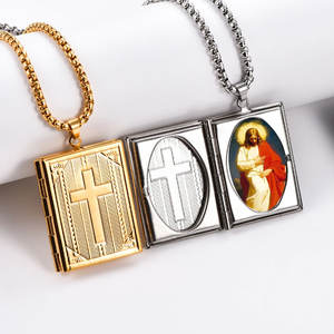 Delicado Collar con Colgante de Marco de Fotos en Acero Inoxidable 316L Chapado en Oro PVD de 14k/18k, Joyería Fina, Collar con Diseño de Biblia para Mujeres y Hombres - Product Image 1