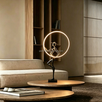 Lampe de table sculpturale Femme avec chapeau, statue LED à anneau lumineux, lampe de bureau moderne pour salon, chambre, hôtel, table d'appoint