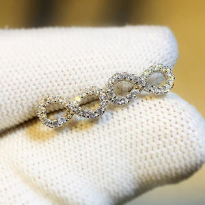 E2353 Orecchini in oro bianco con diamanti, taglio rotondo brillante, colore D, stile classico da donna - Product Image 5