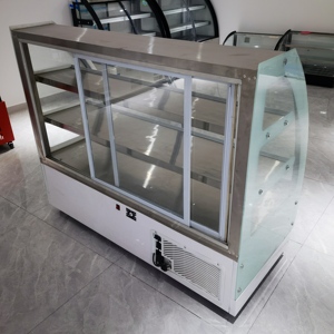 Vitrine réfrigérée pour gâteaux, 1,8 m, trois niveaux, sur pied, avec 2 portes et 3 étagères - Product Image 3