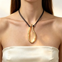 Collier pendentif géométrique irrégulier en acier inoxydable de style européen et américain pour femmes, avec chaîne en corde cirée noire