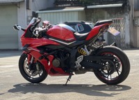 Moto sportive haute performance QJMOTOR Rac800 800cc à quatre cylindres en ligne, vitesse maximale de 260 km/h, adaptée à la conduite à grande vitesse