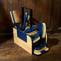 Boîte de toilettage équin personnalisée pour kit de toilettage de chevaux avec brosse corporelle, cure-ongles, brosse Dandy et peigne à crinière.