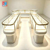 Comptoir de Présentation de Bijoux pour Magasin de Joaillerie, Mobilier de Magasin avec Finition Dorée, Éclairage LED, Vitrine à Bagues et Colliers, Conception Complète de Magasin