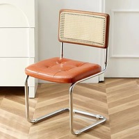 Chaise de salle à manger rembourrée en cuir PU avec pieds en métal chromé de qualité commerciale, conforme aux normes BIFMA X5.1 EN 16139