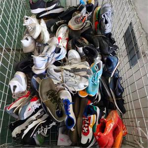 Chaussures d'occasion pour hommes, chaussures de sport d'occasion, baskets de marque internationales de seconde <span class=keywords><strong>main</strong></span>, chaussures de style basketball pour homme, vente en gros par balle - Product Image 4