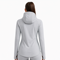 Veste de protection solaire intégrale personnalisée pour femme, à capuche, col montant, avec trous pour les pouces, UPF, respirante, légère et ajustée