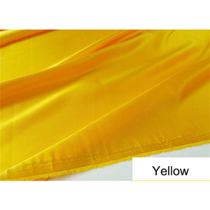 <span class=keywords><strong>Tissu</strong></span> <span class=keywords><strong>satin</strong></span>é brillant 100 % polyester, prêt à être expédié, 700 couleurs en stock, prix abordable pour doublures et vêtements pour filles - Product Image 4