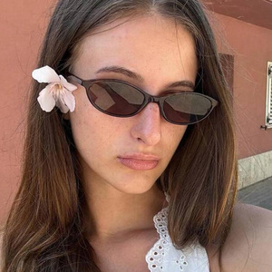 نظارات شمسية نسائية 2026 بتصميم شخصي عصري بإطار معدني متدرج بيضاوي الشكل بالكامل مع حماية من الأشعة فوق البنفسجية UV400 للحماية من الشمس والسفر - Product Image 1