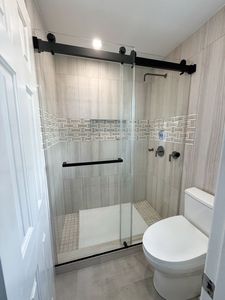 Porte de douche coulissante double sans cadre, porte coulissante en verre pour salle de bain à cadre étroit - Product Image 5