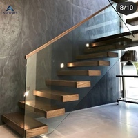 Escalier flottant moderne en acier au carbone avec poutre en U, marches en bois et balustrade en verre