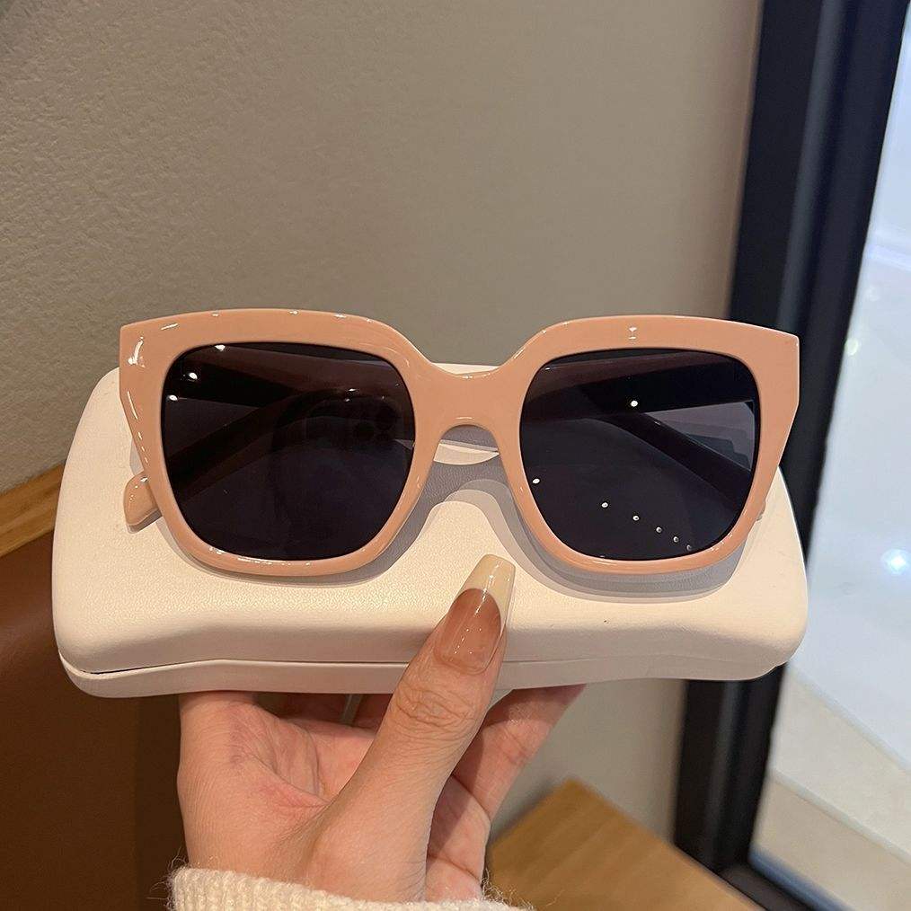 Cadre rose, pièce grise.