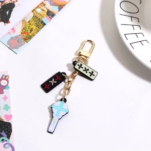 2026 Moda Trendi Kpop Anahtarlıklar PVC Su Geçirmez Işık Çubuğu Erkek ve Kız Çocukları için Lüks Kabartmalı Baskı ile - Product Image 4