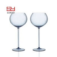 Ensemble de verrerie artisanale élégante en cristal sans plomb, personnalisée, avec pied, à rayures bleues, pour gin, martini et vin sans pied