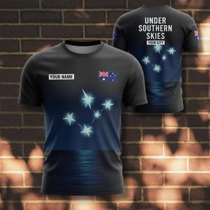 T-shirt personalizzata per il Giorno dell'Australia con nome, bandiera australiana, design Southern Cross Galaxy, 26 gennaio - Product Image 1