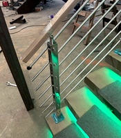 Escaliers en acier modernes de style américain VIKO avec marches en bois, matériau en chêne rouge américain, éclairage personnalisé