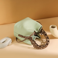 Sac à main de créateur français pour femme, nouvelle collection 2025, sac seau tendance et polyvalent, sac bandoulière minimaliste pour le quotidien