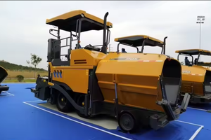 China Ventas Mini 103 KW RP453L Cemento Máquina pavimentadora de hormigón Pavimentadoras Carretera Mini pavimentadora de asfalto para la venta - Product Image 4
