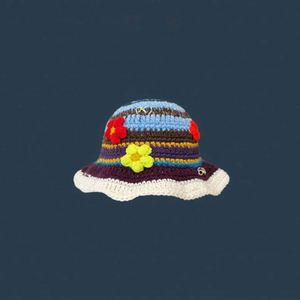 Chapeau en laine tricoté à la main pour femme, style rétro à motifs floraux ajourés, doux, pour l'automne et l'hiver, qui affine le visage et est très tendance - Product Image 3