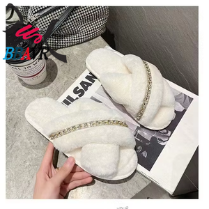 Venta al por mayor: Nuevas pantuflas de invierno con cadena de colores cruzados, diamantes brillantes, a la moda, para interiores, antideslizantes, cálidas, suaves, peludas, con puntera de TPR. - Product Image 6