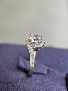 Bague de fiançailles et de mariage en platine PT950 avec diamant cultivé en laboratoire blanc D VVS2 de 1 carat au design unique - Product Image 2