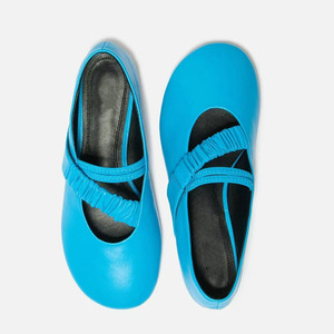 Sandales plates décontractées pour femmes, couleur bleue unie, à bout rond, avec bride extensible, idéales pour le bureau - Product Image 1