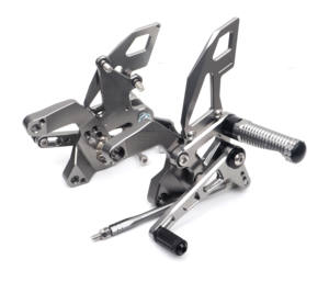 Juego de piezas traseras de aleación de aluminio CNC para motocicleta, reposapiés de alta calidad para <span class=keywords><strong>KAWASAKI</strong></span> <span class=keywords><strong>z1000</strong></span>, z1000r, <span class=keywords><strong>2022</strong></span>, 2021, 2020, 2019, 2018, 2017 - Product Image 1