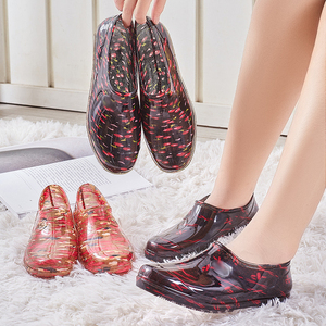 Zapatos de PVC impermeables antideslizantes <span class=keywords><strong>para</strong></span> trabajo de cocina a la moda, zapatos de agua de cristal, zapatos de <span class=keywords><strong>lluvia</strong></span> bajos de boca baja gruesa <span class=keywords><strong>para</strong></span> <span class=keywords><strong>mujer</strong></span> - Product Image 5