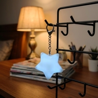 Anpassbarer Fünfzackiger Stern LED-Schlüsselanhänger Tragbares Leuchtendes Ornament Kompakte Dekorlampe Reisetaschenanhänger als Werbegeschenk