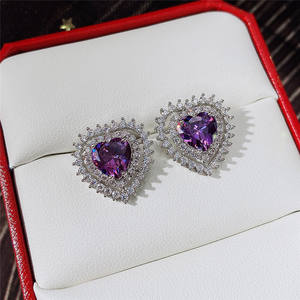 Élégantes boucles d'oreilles clous en forme de cœur pour femme, en zircon et strass de cristal, bijoux de fête, en alliage de zinc avec sertissage griffe, boucles d'oreilles tendance - Product Image 4