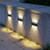 Lampe de clôture de jardin extérieure étanche à l'eau Lampe murale solaire LED murale haut et bas