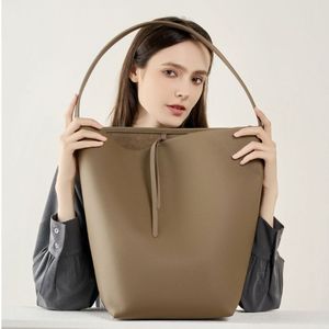 Sacs seau pour femmes en cuir végétalien chic OEM/ODM, sacs à bandoulière à cordon de serrage tendance, sacs à main personnalisés avec logo pour femmes - Product Image 1