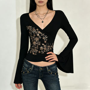 Haut enveloppant à manches longues et col en V noir pour femme, broderie florale dorée, poignets évasés, coupe ajustée, extensible, haut tendance - Product Image 4