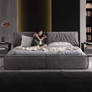 VENTE FLASH Lit minimaliste italien avec tête de lit incurvée surdimensionnée, revêtement texturé mat, profil bas, plateforme, king size, queen size, principal - Product Image 1