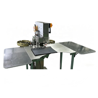 Machine industrielle automatique JK-DS158 pour l'application de boutons à œillets, spécialement conçue pour les boucles de sièges de voiture, aligne le logo automatiquement