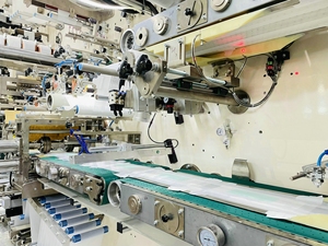 Machine de fabrication de <span class=keywords><strong>couches</strong></span> pour bébés entièrement automatique à <span class=keywords><strong>prix</strong></span> d'usine ligne de production de <span class=keywords><strong>couches</strong></span> pour bébés - Product Image 4