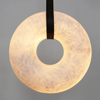 Lustre design moderne avec anneau en tube d'albâtre espagnol et LED, en laiton antique, avec sangle en cuir, modèle Villa Oslo Alabaster