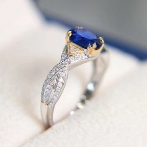 Bague en or 14 carats avec deux tons de saphir bleu royal ovale de 1,5 carat cultivé en laboratoire et diamants moissanite, bande torsadée, bijoux cadeau - Product Image 6