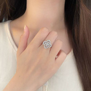 Anillo de Boda para Mujer Little Lucky, Diseño de Trébol de Cuatro Hojas, Lujoso, con Diamante Cultivado en Laboratorio con Corte de Pera, Oro Blanco de 18K PT950, Certificado IGI - Product Image 5