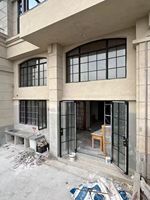 Ventana Francesa de Aluminio Insonorizada con Rejillas de Vidrio Internas, Diseño Moderno para Hoteles y Villas, Certificada por CE ISO9001