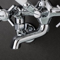 Ensemble de robinetterie de douche et baignoire moderne en laiton non revêtu, finition cascade, montage sur pied, avec cartouche céramique et jet pluie