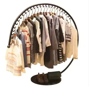 Almacenamiento de hierro exhibiendo ropa sombrero estante de ropa montado en el suelo creativo interior minimalista tienda de moda estante de exhibición