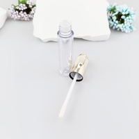 Tube de gloss à lèvres rond avec grande brosse, capuchon en losange irrégulier, emballage cosmétique personnalisé
