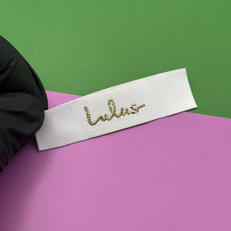 Etiquetas tecidas brancas simples personalizadas de tamanho pequeno, etiquetas de tecido para roupas com logotipo de fio dourado para roupas, etiqueta de pescoço