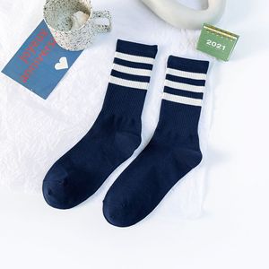 Studenti universitari giapponesi coreani <span class=keywords><strong>a</strong></span> tre strisce che praticano lo skateboard in bianco <span class=keywords><strong>e</strong></span> nero su calzino di tendenza - Product Image 4